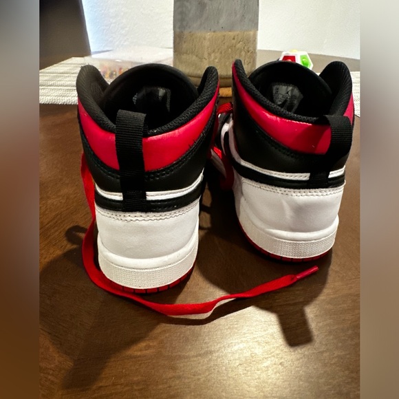 JORDAN 1 MID PS
"Jordan 1 Mid Gym Red" - Picture 7 of 7